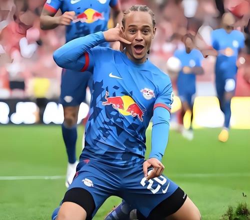 他在申花上赛季一分钟都没上，如今刚转会新东家就登场，赢得点赞