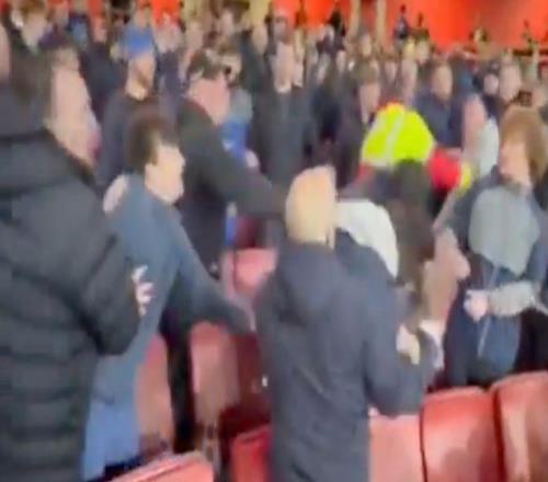 球场暴力！埃弗顿球星怒斥自家球迷：在客场袭击我的朋友，太丢人