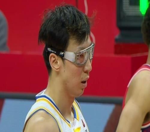 许利民：末节麦基和周琦在场表现坚定后续围绕双塔搭配更多的战术