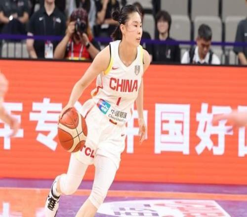 宫鲁鸣下课女篮集训2个月，打得依旧混乱，王思雨喊话不留情面