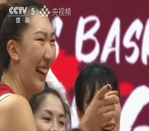 胜捷克！宫鲁鸣与球员击掌，韩旭与队友笑开花，全队合影庆祝晋级