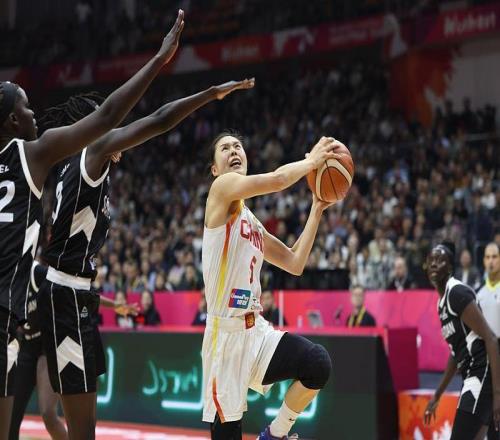 大场面还得靠老将稳军心，王思雨17分率中国女篮力克南苏丹