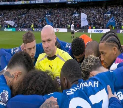 太阳报：蓝军球员开场前围圈是球员自发行为，想展示球队团结