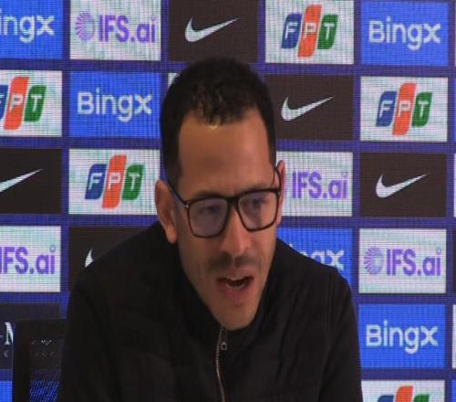 球员围圈时裁判站在中间罗塞尼尔：我会找PGMOL弄清楚