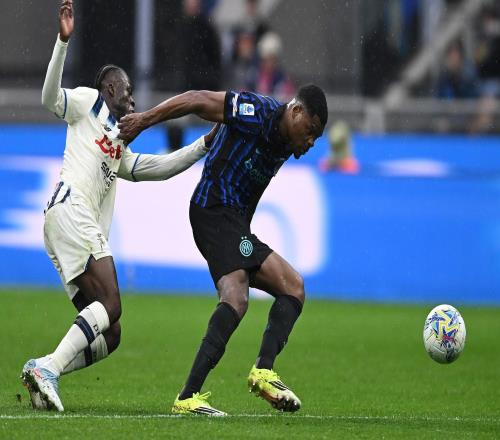 争议不小国米对亚特兰大丢球有犯规嫌疑，且疑似被漏判点球