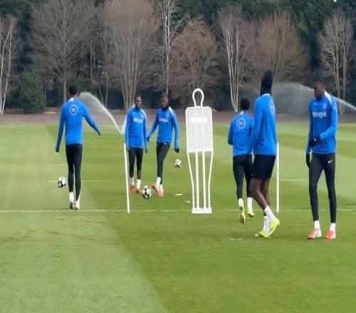 跟队：埃斯特旺参加了切尔西的公开训练，里斯、约恩森缺席