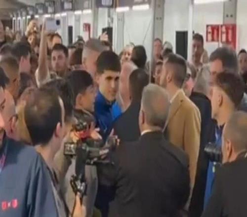 巴萨球员抵达投票现场，并与拉波尔塔一起庆祝比赛胜利