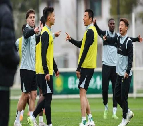 申花落后榜首13分，京沪残阵德比杨皓宇假摔挺冤放走外援成败笔