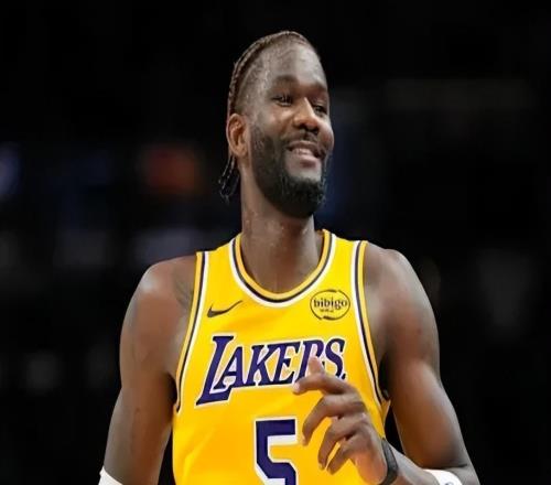 湖人10092火箭4利好！里弗斯+詹姆斯防守亮眼，艾顿再成关键先生