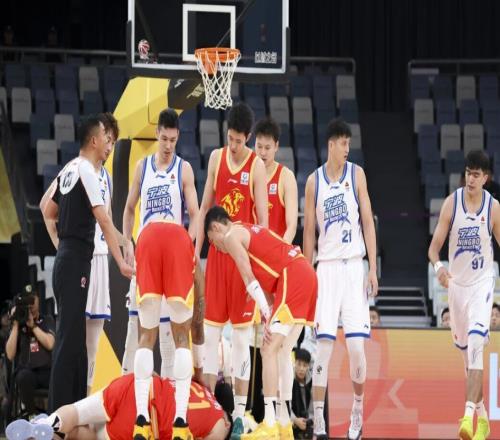 胡金秋伤情出炉：初步检查胳膊没有伤到骨头还需进行核磁确认