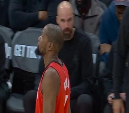 末节遭夹击进攻哑火仅2分，杜兰特16中8得到18分5板另有7失误