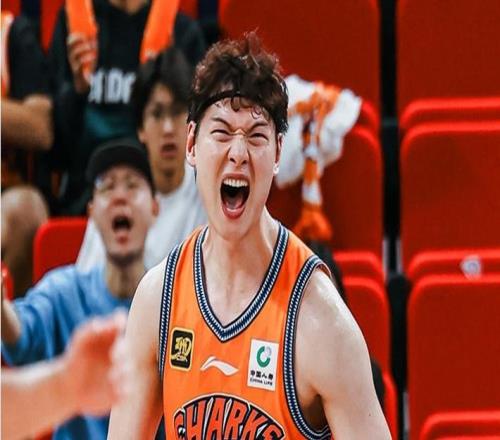 联赛第一！上海逆转青岛豪取7连胜王哲林复出2分洛夫顿18+7