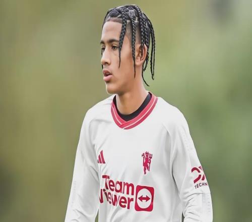 传奇退场！15岁天才顶上空缺曼联两代希望错位，藏着怎样的未来