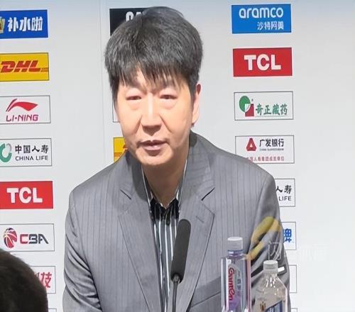 媒体点赞邱彪暗批杜锋：有些教练只批评球队，主要原因一点都不提