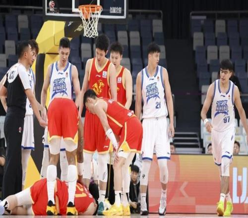 媒体人：胡金秋肩膀被拉伤导致胳膊无法抬起，万幸未伤到骨头