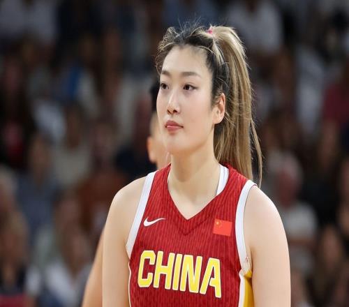 中国女篮出线不到一天，宫鲁鸣主动求变！苏群暗示李梦应该回归