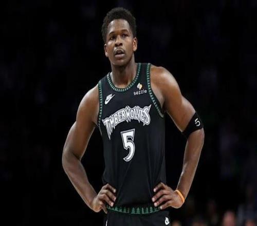 Shams：爱德华兹右膝发炎，一到两周后再做评估