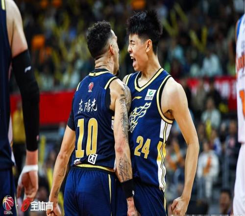 3分钟砍9分，带队逆转新疆，杜锋赛后点名表扬：很多方面做得好！