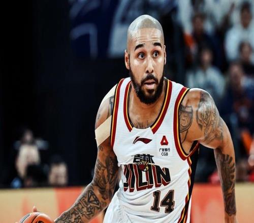 卫冕冠军主场15胜0负！胡金秋21+7广厦大胜吉林塔克33+12