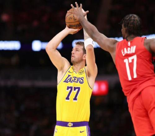 湖人尽显强队本色，关键时刻战绩联盟第一，詹姆斯成意外之喜！