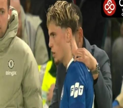 罗塞尼尔写战术纸条交给球员，加纳乔阅读纸条后似乎有些不解