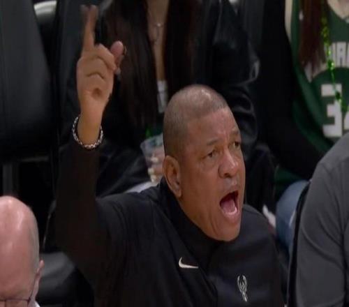 我求求你了，里弗斯没暂停却叫挑战，被吹技犯罚球完成“自杀”