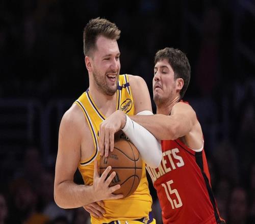 放弃5前锋阵容，火箭改用传统战术！双塔合砍31+16，外线拖累内线