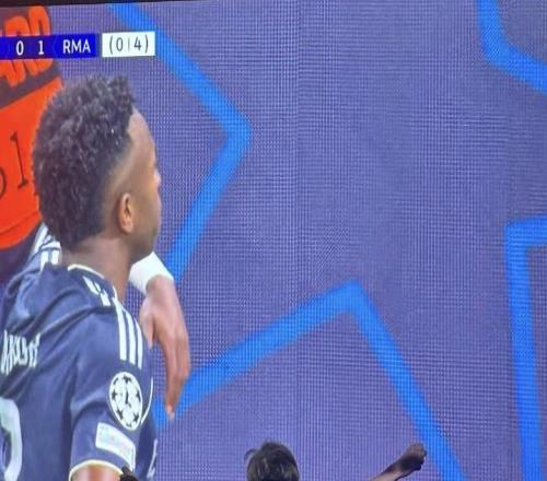 心系老东家，贝尔与儿子一同观战曼城vs皇马并晒出儿子庆祝照