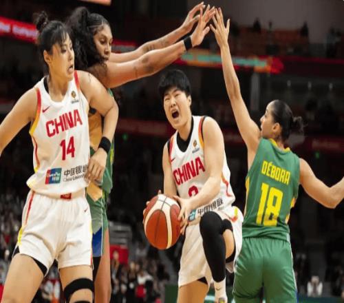 中国女篮8371力克巴西，张曼曼逆袭，双塔战术存短板