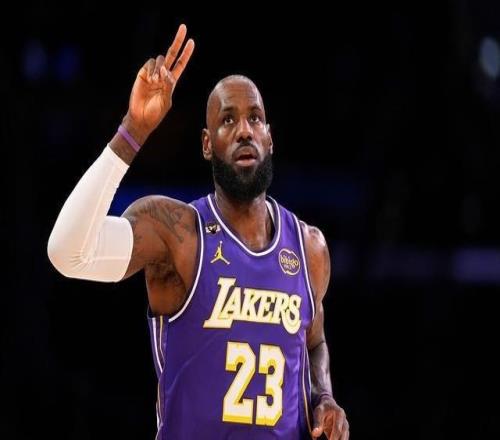 岁月不饶人！41岁老詹飞扑救球挂彩喊疼，直言以后不拼命了