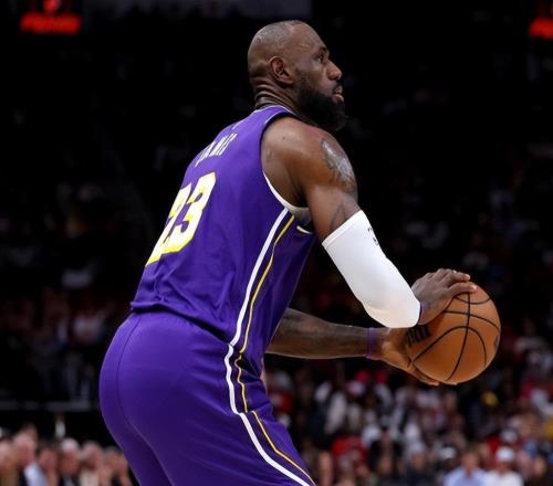 41岁詹皇飞天遁地再刷最年长纪录手肘手腕疑似受伤