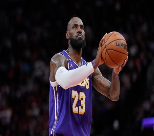 14投1个不中，砍30分被吹上天！一数据证明詹姆斯不过如此