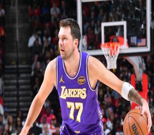 詹姆斯14中13轰30分湖人击溃火箭！东契奇40+9+10，火箭短板明显