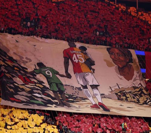 开始炸街，大量加拉塔萨雷球迷在利物浦街头燃放焰火