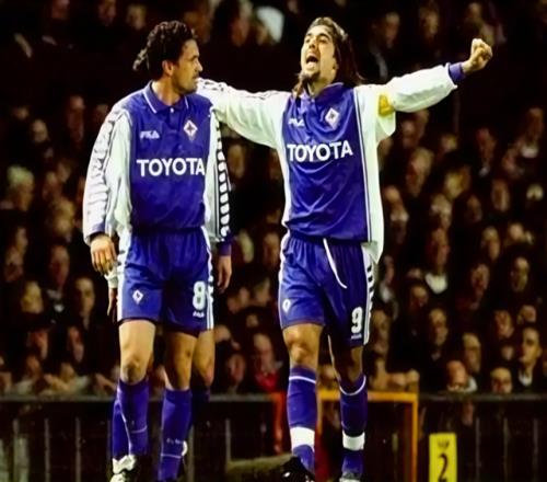 卡佩罗口中给罗纳尔多都不换的神锋，却孤立劳尔，还跟巴蒂不兼容