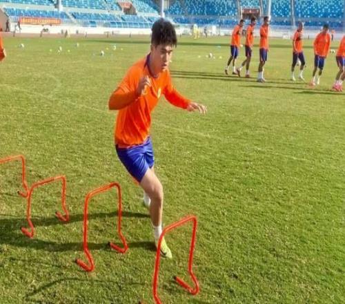 彭啸进不了国足先把黄政宇挤下首发泰山遇克星战玉昆未尝胜绩