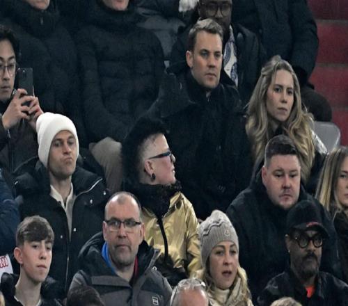 心系拜仁，诺伊尔和基米希携家眷在安联球场的看台上观看比赛