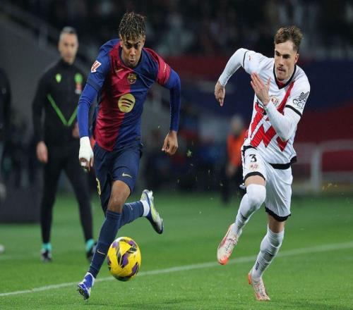 18岁包揽巴萨三项第一亚马尔有可能取代梅西在巴萨的地位