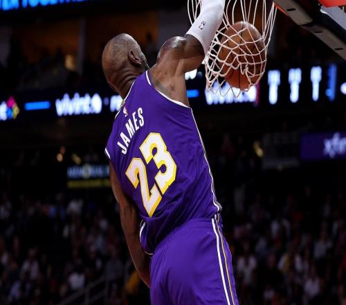 14中13轰30+4！41岁詹皇飞天遁地刷最年长纪录手肘手腕疑似受伤