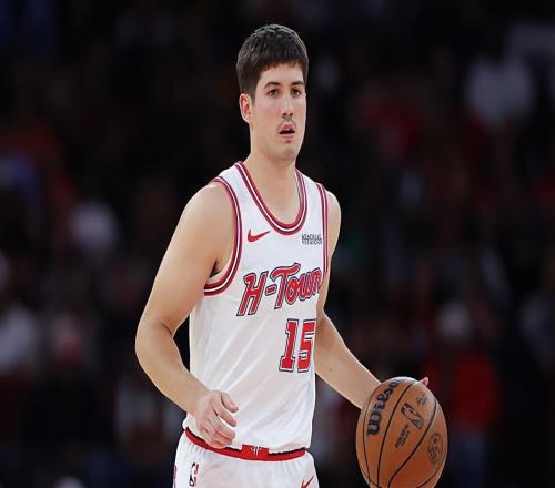 一旦进攻受阻，火箭后场新星在防守端的短板也会被各种放大