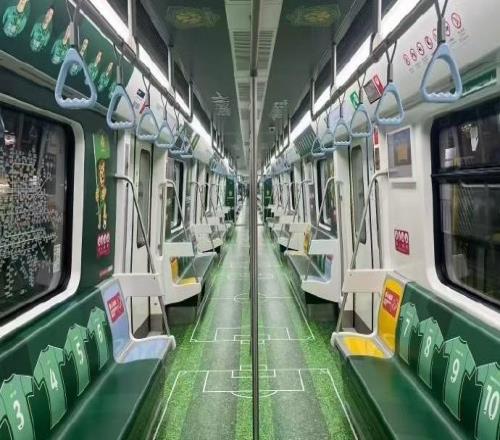 北京国安&北京地铁联名球迷专列照片曝光，车厢国安元素满满