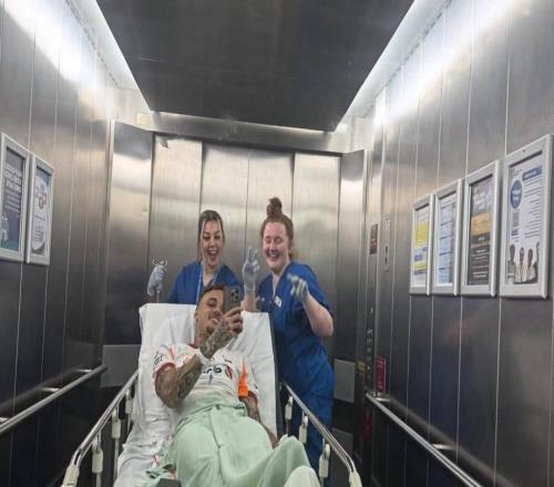 诺阿朗晒照完成手指手术，配文：倒霉的事