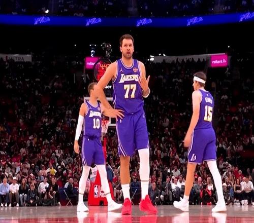 没事你惹他干嘛！东契奇被火箭球迷挑衅，狂砍40+直接让对方闭嘴