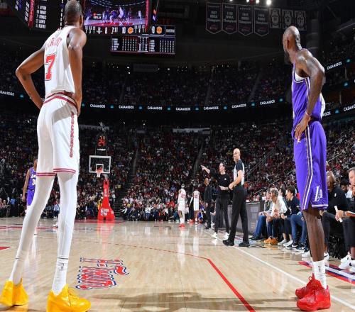 半场8中8轰18+1断1帽！41岁詹皇四次暴扣身体状态极佳湖媒赞GOAT