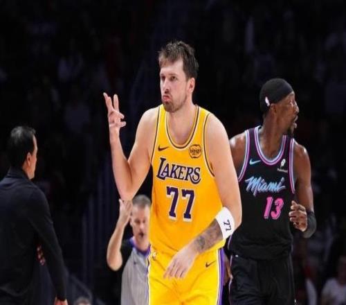 最强版东契奇上线！湖人三巨头渐入佳境冲冠