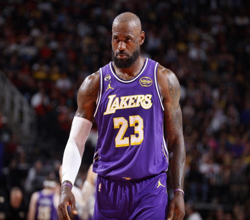 詹皇谈30分其实我赛前状态很差累得打哈欠一直在激励自己挺过去