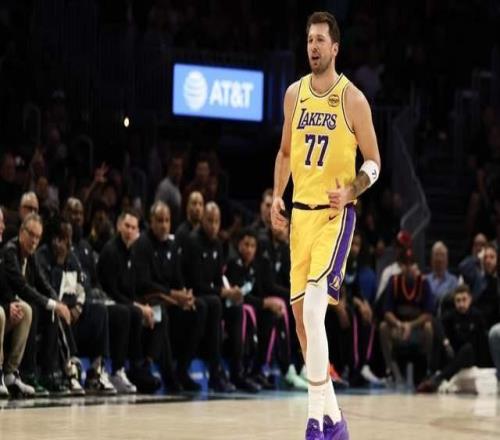 不负众望！东契奇最后时刻走上罚球线：谁注意詹姆斯的表情