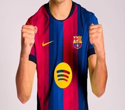 巴萨下赛季主场球衣曝光：多种深浅不一的红蓝打造渐变效果