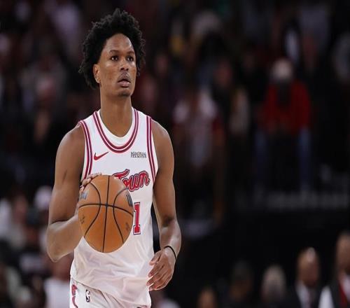 明明就是一个攻守兼备的优秀锋线，但火箭却非要让他打控卫