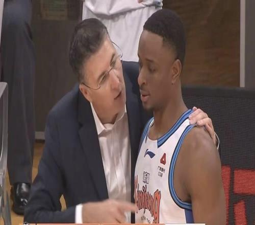 贺希宁22分新疆男篮32分惨败深圳，新疆队的坠落事出有因